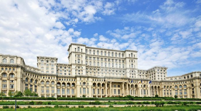 Casa Poporului: Descoperă povestea și istoria clădirii cele mai mari din Europa și a doua cea mai mare din lume