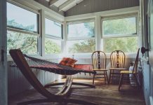 Creați un colț de relaxare cu un scaun suspendat – Află cum să creezi un spațiu de relaxare în aer liber cu ajutorul unui scaun suspendat și bucură-te de momente de relaxare și confort.