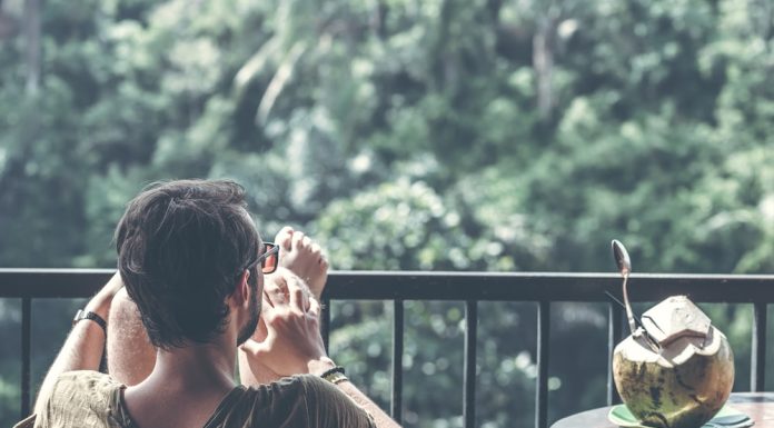 Relaxare perfectă într-un fotoliu suspendat – Descoperă avantajele unui fotoliu suspendat și cum te poate ajuta la relaxare și meditație.